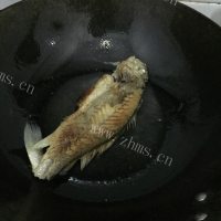 美味的香煎黄花鱼做法图解3)