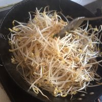 家常菜豆芽炒肉做法图解4)
