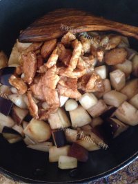 喷香的茄子炒肉做法图解8)