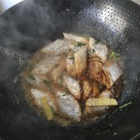 唇齿留香的红烧带鱼做法图解3)