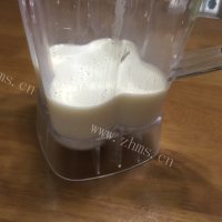 妈妈最爱的草莓奶昔做法图解2)