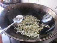 百吃不厌的豆芽炒豆腐做法图解5)