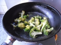 美味可口的胡萝卜烧西兰花做法图解4)