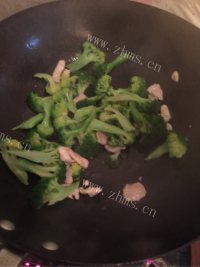 香气浓郁的西兰花炒肉做法图解7)