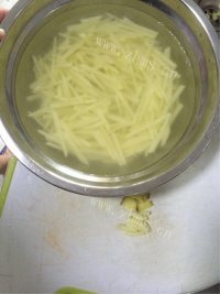 喷香的尖椒土豆丝做法图解2)