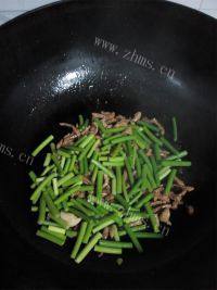 下饭的蒜薹炒肉做法图解6)