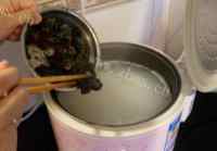 美味的皮蛋瘦肉粥做法图解5)