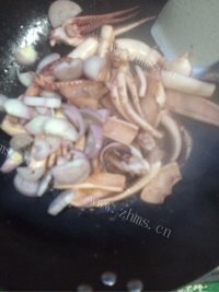 美味的孜然鱿鱼做法图解4)