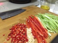 喷香的芹菜炒牛肉做法图解1)