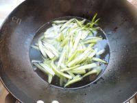 家常菜芹菜炒豆腐皮做法图解5)