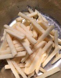 美味的干煸土豆条做法图解4)