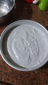 自制黑芝麻戚风蛋糕做法图解16)