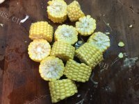 美味的玉米萝卜汤做法图解4)
