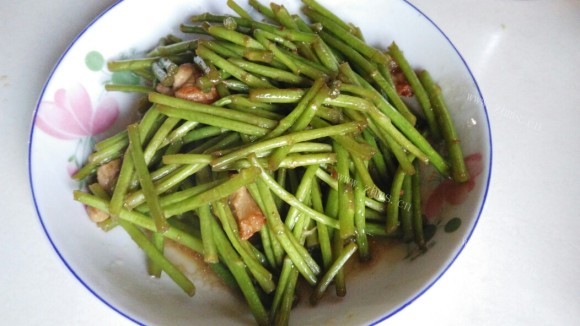 香气浓郁的芦蒿炒肉丝
