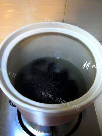 家常菜菜花木耳排骨汤做法图解8)