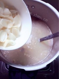 美味的薏米银耳百合汤做法图解8)