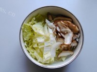 好喝的白菜肉丝年糕汤做法图解3)