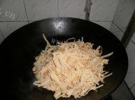 家常菜干豆腐炒韭菜做法图解4)