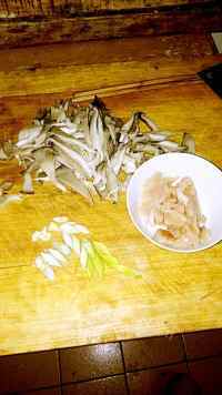 美味的蘑菇鸡肉烩饼做法图解1)