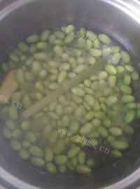 美味的凉拌毛豆做法图解3)