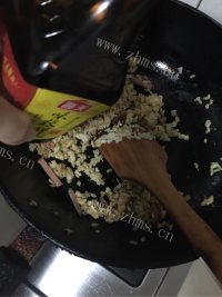 唇齿留香的香肠炒饭做法图解7)