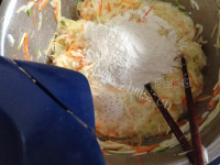 自制米饭鸡蛋饼做法图解6)