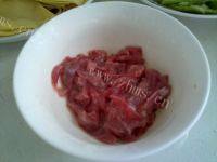 美味的肉丝炒蒜苗做法图解3)
