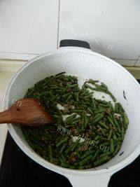 美味的橄榄肉末炒豆角做法图解12)