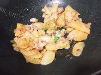 美味的土豆炒肉做法图解9)