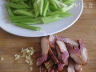 家常菜腊肉炒芹菜做法图解3)