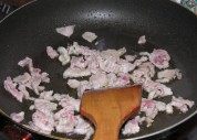 家常菜蘑菇胡萝卜炒肉做法图解2)
