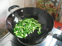 美美厨房之蒜苔炒肉做法图解5)