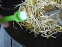 秀色可餐的小炒豆芽做法图解5)