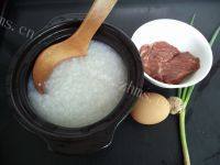 窝蛋牛肉粥做法图解1)
