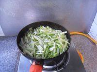 家常菜芹菜炒豆腐干做法图解6)