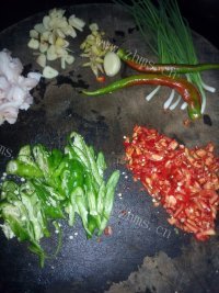 家常菜辣椒炒肉做法图解2)