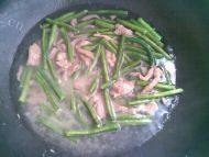 家常菜豆角炒瘦肉做法图解7)