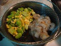 蚕豆炒虾仁做法图解1)