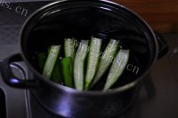美味的白灼秋葵百合做法图解2)