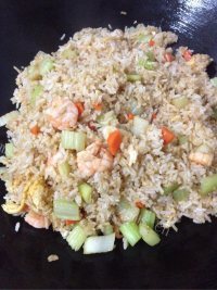 美味的虾仁炒饭做法图解9)