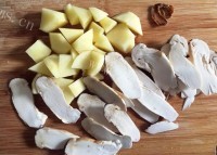 鲜香的松茸土豆排骨汤的做法图解三