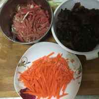 家常菜黑木耳炒肉丝做法图解1)