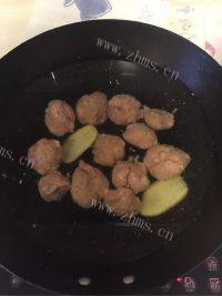 美味的小白菜肉丸汤做法图解2)