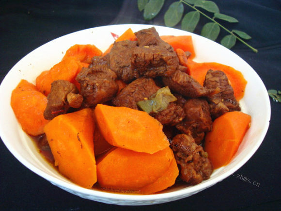 色泽鲜亮的胡萝卜炖羊肉