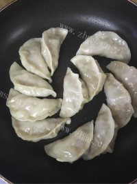 家常猪肉莲藕饺子做法图解8)