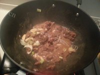 美味的牛肉焖饭做法图解4)