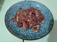 质嫩爽口的黄瓜炒肉做法图解2)