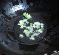 饱满的西红柿炒菜花做法图解3)