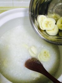 美味奶香香蕉粥做法图解5)