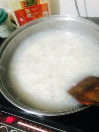 美味营养的皮蛋瘦肉粥做法图解5)